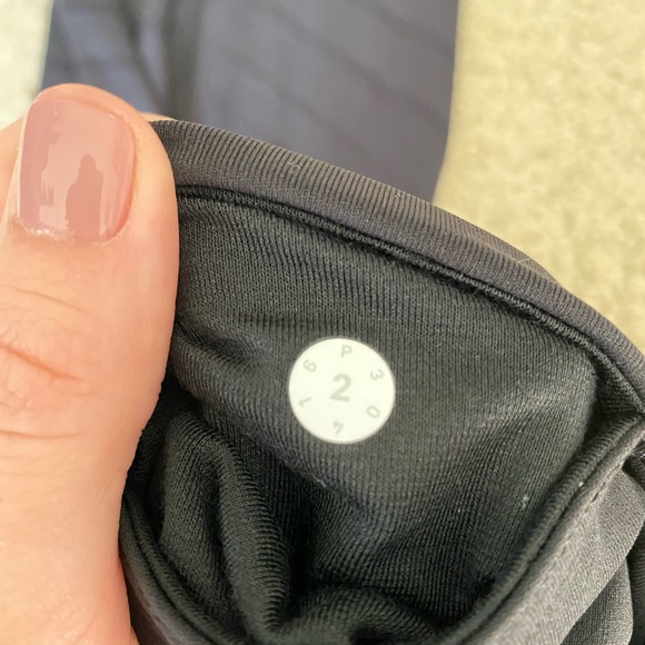Lululemon crop mesh size 4 black - Picture 4 of 6